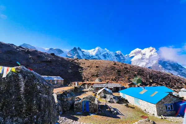 Mera Peak - Kuzey Zirvesi manzarası, 6476 metre sağda ve Merkez Zirvesi, 6461 metre solda Khare köyünün üzerinde parlak bir Ekim sabahı Himalayalar, Nepal 'de görüldü.