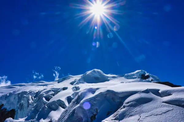 Mera Tepesi Merkez ve Kuzey zirveleri Mera Tepesi 'nin göz kamaştırıcı üst kar tarlalarının üzerinde, Mera Tepesi' nin 5900m 'deki kampından 6461 metre yükseklikte, Mera Tepesi Seferi, Nepal