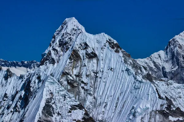 Ama Dablam 'a yakın, 6814 metre, arka planda ve Malanphulan, 6573 metre önplanda Mera Tepesi Merkez Zirvesi, 6461 metre, Mera Tepesi Seferi, Himalayalar, Nepal