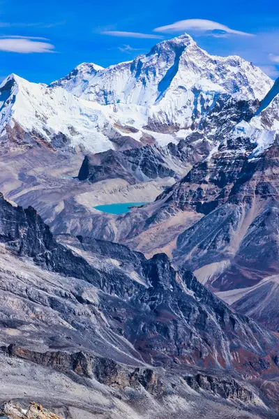 Büyüleyici Makalu Dağı 'nın dikey fotoğrafı, 8485 m, dünyanın en yüksek 5. dağı, temeli Mera Peak, Nepal' den bakıldığında mavi gök mavisi bir buzul gölüdür.
