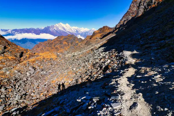 Zatrwa La Pass 'tan görülebilen güzel Himalaya tepeleri, 4610 metre, Karyolung, 6511 metre ve Khatang manzarası, 6790 metre yükseklikte Lukla vadisi üzerinde, 6476 metre yüksekliğindeki Mera Tepesi ana kampına doğru yükseliyor.