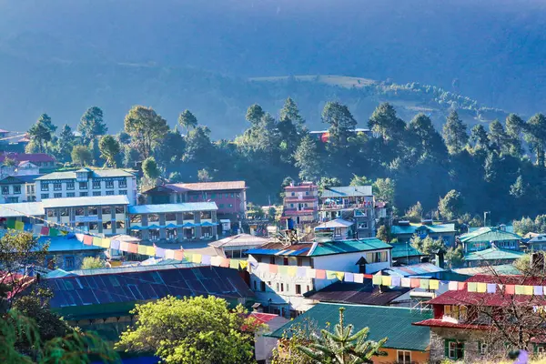 Lukla şehrinin birçok çay evi, pansiyonları ve Hillary-Tenzing Havalimanı ile manzarası. Everest ve diğer büyük zirveler olan Lukla, Nepal 'deki tüm Himalaya seferlerinin üssü.