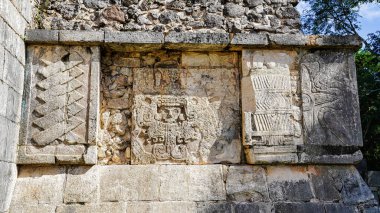 Venüs 'ün Jaguar pençeleriyle, Chichen Itza' daki Venüs Platformu 'ndaki tüylü bir yılanın pençesinden çıkan bas kabartması, Maya uygarlığının başyapıtı, M.S. 10 sent, Yucatan, Meksika