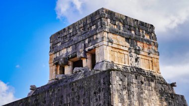 Jaguarlar, Maya motifleri ve Jaguarlar Tapınağı 'nın tepesinde Büyük Balo Salonu' nun yanında bulunan Jaguarlar ve Büyük Maya tapınağı kompleksi Chichen Itza, Yucatan, Meksika