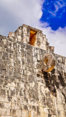 Chichen Itza 'nın Büyük Maya kompleksi Chichen Itza' daki Büyük Balo Salonu oyuncuları tarafından atılan golleri yakından takip edin.