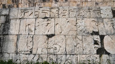 Büyük Maya kompleksindeki Chichen Itza Büyük Balo Salonu 'nun doğu duvarında 10 cent' lik Ad, Yucatan, Meksika 'da inşa edilmiş düşman kafatasları ve kurban başları taşıyan savaşçıların ferahlığı tasvir edilmiştir.