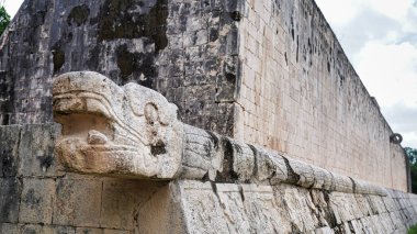 Kukulcan Yılanı baş heykeli doğu duvarındaki taştan halka ile çevrili. Chichen Itza 'nın Büyük Balo Salonu' nda, Juego de Pelota 'da, Ad, Yucatan, Meksika' da inşa edilen Büyük Maya kompleksi.