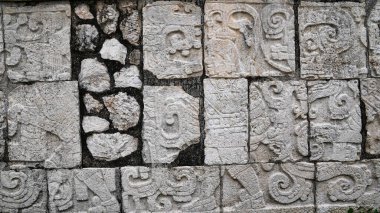 Chichen Itza 'nın Büyük Balo Salonu' nun doğu duvarında savaşan savaşçıları tasvir eden detaylı kabartmalar, Chichen Itza 'nın Büyük Maya kompleksi, 10 cent Ad, Yucatan, Meksika