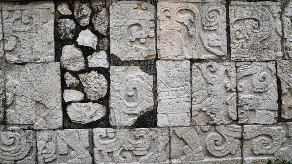 Chichen Itza 'nın Büyük Balo Salonu' nun doğu duvarında savaşan savaşçıları tasvir eden detaylı kabartmalar, Chichen Itza 'nın Büyük Maya kompleksi, 10 cent Ad, Yucatan, Meksika