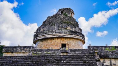 M.S. 906 'da Maya gözlem kulesi olan El Caracol' un yakınında Venüs 'ün Chichen Itza' daki hareketlerini planlamak için kullanılan spiral bir merdiven var. Maya medeniyetinin başyapıtı Yucatan, Meksika