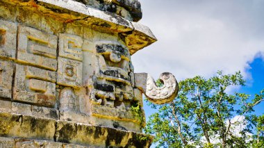 Chac Maskesi 'nin kıvrımlı burnu, Puuc, Toltec, Chichen stili özellikleri Kilise veya Iglesias, Chichen Itza' daki Nunnery kompleksi Maya uygarlığının başyapıtı, Yucatan, Meksika