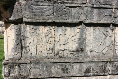 Kartal ve Jaguar Platformu, Chichen Itza, Maya Harabeleri, Yucatan, Meksika 'nın duvarlarından birinde kafası kopmuş bir düşmanın yakın çekim görüntüsü.