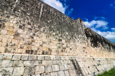 Chichen Itza 'nın Büyük Maya kompleksi Chichen Itza' daki Büyük Balo Salonu oyuncuları tarafından gollerin atıldığı Taş Yüzüklü Batı Duvarı manzarası, 10 cent Ad, Yucatan, Meksika