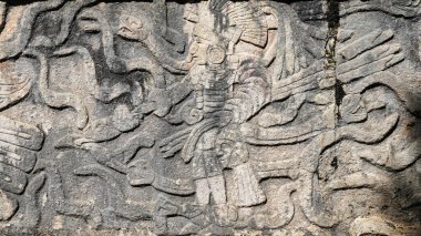 Tzompantli ya da Kafatası Platformu 'nda yılanları rahatlatan savaşçı Chichen Itza, Maya Harabeleri, Yucatan, Meksika tapınağında öldürülen düşman savaşçılarının kafataslarını sergilemeye adanmıştır.