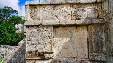 Eagles ve Jaguar Platformu, Chichen Itza, Büyük Maya tapınağı kompleksi, Yucatan, Meksika 'da düşmanları yiyen bir yaratık gibi taş duvar rahatlaması.