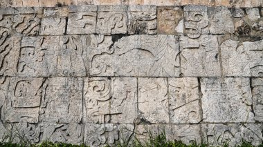 Chichen Itza 'nın Büyük Balo Salonu' nun doğu duvarında savaşan savaşçıları tasvir eden muhteşem kabartmalar, Chichen Itza 'nın Büyük Maya kompleksi, 10 cent Ad, Yucatan, Meksika