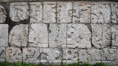 Chichen Itza, Juego de Pelota 'daki Büyük Maya kompleksi Chichen Itza, 10 cent Ad, Yucatan, Meksika' daki Büyük Balo Salonu 'nun doğu duvarında savaş sahneleri olan savaşçıları tasvir eden karmaşık kabartmalar.