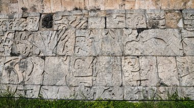 Ünlü savaş sahneleri ve top oyuncusu Chichen Itza, Juego de Pelota 'nın büyük Maya kompleksi Chichen Itza' daki Büyük Top Sahası 'nın duvarlarında 10 cent Ad, Yucatan, Meksika