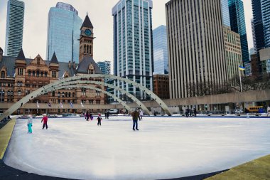 27 Şubat 2023, Toronto, Kanada-Toronto sakinleri, kışın Toronto, Ontario, Kanada 'da bulunan Old City Town Hall ile Nathan Phillips Meydanı' ndaki buz pateninin keyfini çıkarıyorlar.