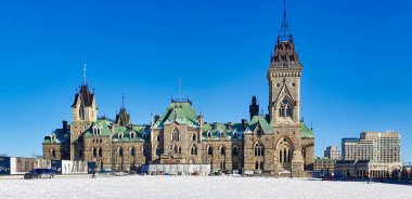 Ottawa 'nın tarihi Parlamento Binaları' nın doğu bloğu, Gotik diriliş tarzıyla inşa edildi, 1886 'da tamamlandı, burada Aralık ayında, Ottawa, Ontario, Kanada' da kış aylarında görüldü.