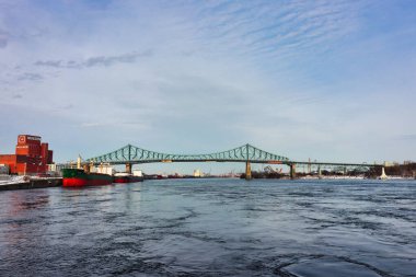 Jacques Cartier Köprüsü, Saint Lawrence Nehri 'nden geçen çelik kiriş kantilever köprüsü Montreal adası, 1930' da Montreal, Quebec, Kanada 'da inşa edildi.