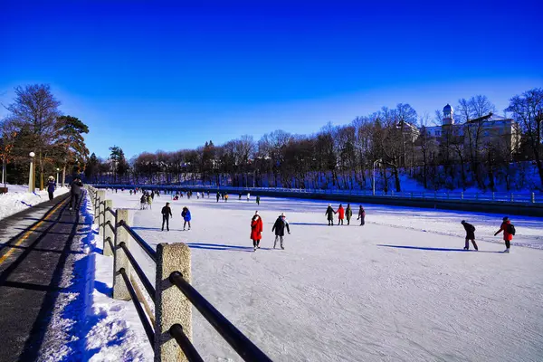 21 Ocak 2024, Ottawa, Kanada-Ottawa sakinleri ve ziyaretçiler, Kanada 'nın Ontario kentindeki Bank Street yakınlarında dünyanın en büyük buz pateni pistine dönüştürülmüş olan Rideau Kanalı' nda paten kaymanın keyfini çıkarıyorlar.