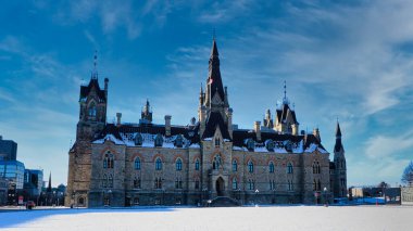 Ottawa 'nın tarihi Parlamento Binalarının Batı Bloğunun Kış Manzarası, Gotik diriliş tarzıyla inşa edildi ve 1886' da Kanada 'nın Ontario, Ottawa şehrinde tamamlandı.