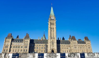 1927 'de Ottawa, Ontario, Kanada' da Gotik diriliş tarzında inşa edilen Avam Kamarası, Ottawa 'nın tarihi parlamentosunun merkezi bloğunun kış manzarası.