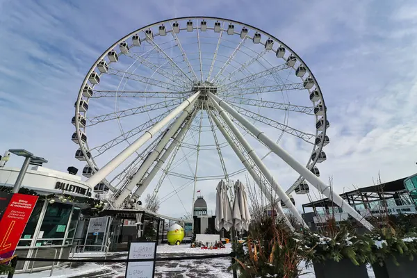 La Grande Roue de Montreal dönme dolabının kış manzarası 2017 'de Old Port bölgesinde inşa edildi ve Kanada' nın Montreal, Quebec, Kanada 'daki en uzun dönme dolap