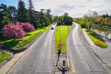 Ottawa 'da bahar mevsimi pembe Crabapple çiçekleri ve Ottawa, Ontario, Kanada' nın Glebe bölgesindeki Bronson Köprüsü 'nden Rideau kanalı manzaralı.