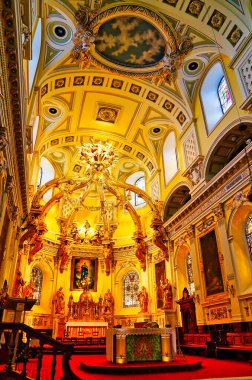 Quebec, Kanada, 3 Eylül 2023 'te Quebec, Kanada' nın en eski kilisesi olan Quebec 'teki Notre Dame Bazilikası' nın içinde, Kanada 'nın Quebec eyaletinin başkenti Quebec' te 1633 'te inşa edilen Bakire Meryem' e ithaf edilmiştir.