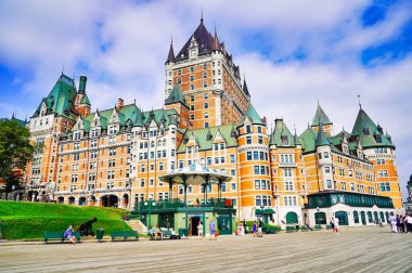 Quebec, Kanada, 4 Eylül 2023 ve Iconic Hotel Chateau Fairmont Frontenac, Quebec 'in başkenti Quebec' teki Dufferin teras kaldırımından harika bir yaz günü.