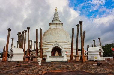 Lanka 'nın en eski Budist tapınağı olan Thuparamaya Stupa' nın çevresindeki Buda türbesi, Kral Devanampiya Tissa tarafından MÖ 3. yüzyılda Anuradhapura, Sri Lanka 'da inşa edildi.