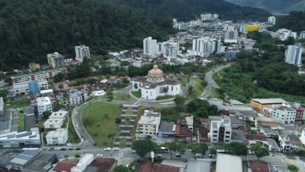 Widok Lotu Ptaka Kościół Szczycie Wzgórza Miasta Brazylii — Wideo stockowe