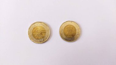  Beyaz arka planda 20 rupi. 20 Rupi 'nin hem başı hem de kuyruğu Hint parası..