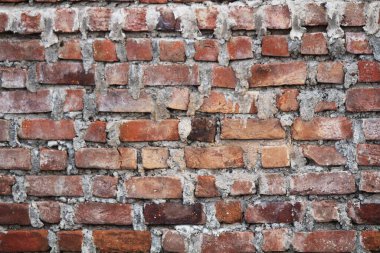 Alçısız eski kırmızı tuğla duvar. Çimentoyla. Duvar kağıdı için en iyisi 