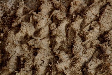 Duvardaki katı olmayan beton alçıyı kapatın. Çıkarılmış şekil arkaplanı ilginç.