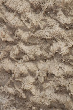 Duvardaki katı olmayan beton alçıyı kapatın. Çıkarılmış şekil arkaplanı ilginç.