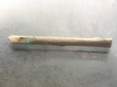 Hint Dili sigarasının ya da Beedi 'nin seçici odak noktası. Bidi ya da Beedi sigaranın Hint versiyonu. Kurumuş yapraklar ve tütünle yapılmış. Beedi, bidi, el yapımı sigara olarak da bilinir.