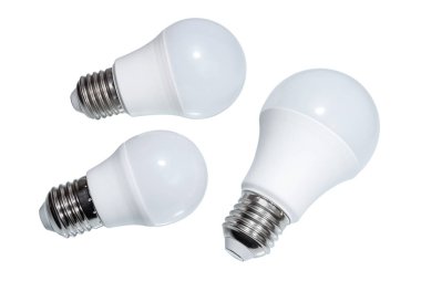 Beyaz arka planda LED ampuller. Işıklandırma elementleri