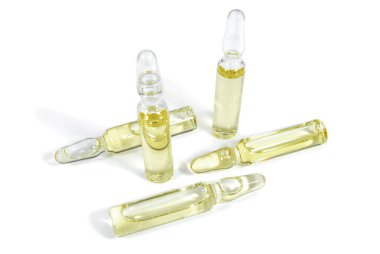 Hafif arka planda enjeksiyon için ilaç içeren tıbbi ampuller. İlaçlar ve sağlık hizmetleri