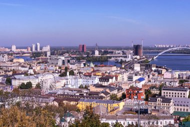 Podil bölgesinin manzarası, Kyiv şehrinin içindeki Dinyeper üzerindeki köprüler. Kentsel sanayi manzarası. Çekim ve turizm