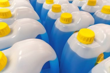 Sarı sıvılı plastik şeffaf kaplar. Plastik ve polietilen kaplar ve ambalajlar. Plastik atıkların geri dönüşümü ve yeniden kullanımı