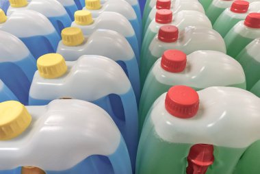 Farklı renklerde sıvı içeren şeffaf plastik şişeler. Plastik ve polietilen kaplar ve ambalajlar. Plastik atıkların geri dönüşümü ve yeniden kullanımı