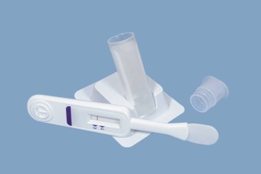 Enfeksiyon kapmış kişilerin antikorlarını tespit etmek için hızlı bir test kiti. Sağlık ve tıbbi test kitleri