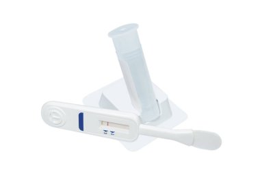 Beyaz arka planda ağız sıvısında bulunan antikorların HIV test kiti. Sağlık ve tıbbi test kitleri