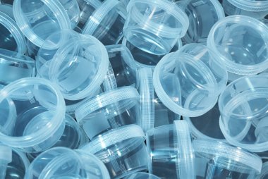 Biyolojik sıvı toplama işlemi için şeffaf plastikten yapılmış tıbbi kaplar. Tıbbi ekipman