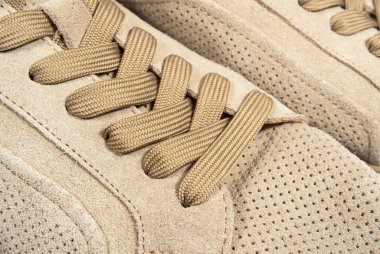 Erkekler için bir çift kahverengi süet ayakkabı. Kıyafet ve ayakkabı.