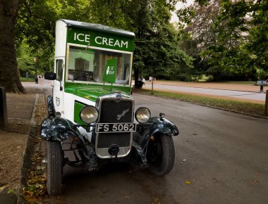 Londra, İngiltere - 9 Ağustos 2024: Eski tip Bedford FS 5062 dondurma kamyonu Londra Hyde Park 'ta park halinde.