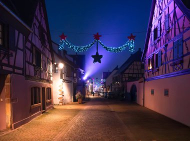 Noel için dekore edilen Turckheim Belediyesi Karakolu, Noel ağacı ve Noel neşesi katıyor.